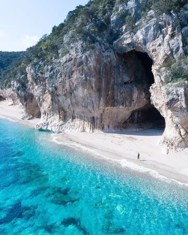 Acantilados junto a las aguas turquesas del golfo de Orosei