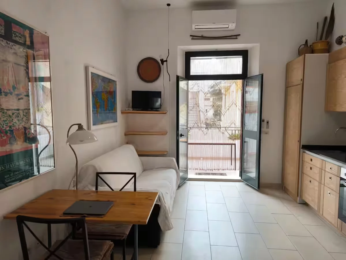 La casa desde dentro, con la cocina, la mesa y la entrada desde la terraza